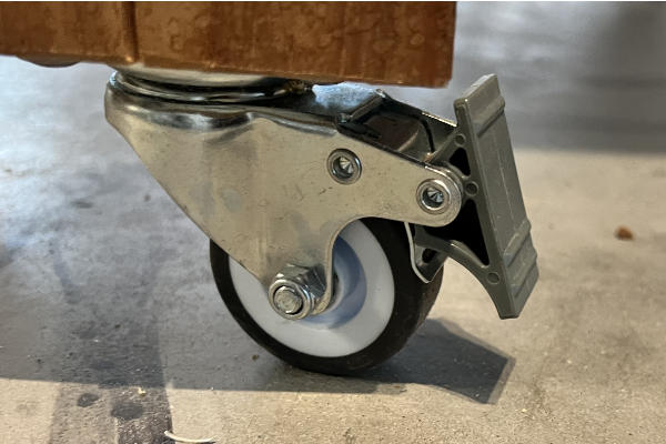 Zwenkwielen onder tafel gemonteerd