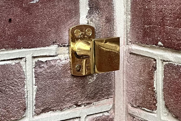 Authentieke trekbel bij voordeur