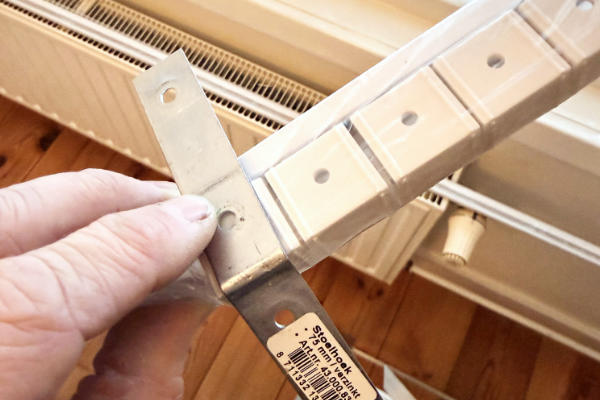 Gordijnrail gemonteerd op schuin plafond