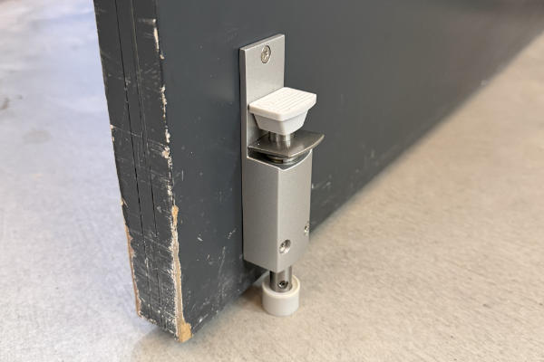 Deurvastzetters gemonteerd