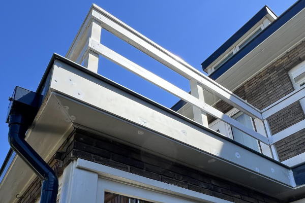 Balkonhek en boeiboord vernieuwd