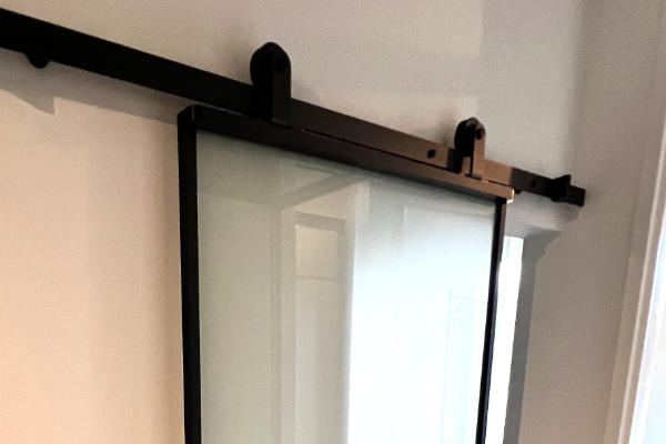 Schuifdeursysteem met rail gemonteerd