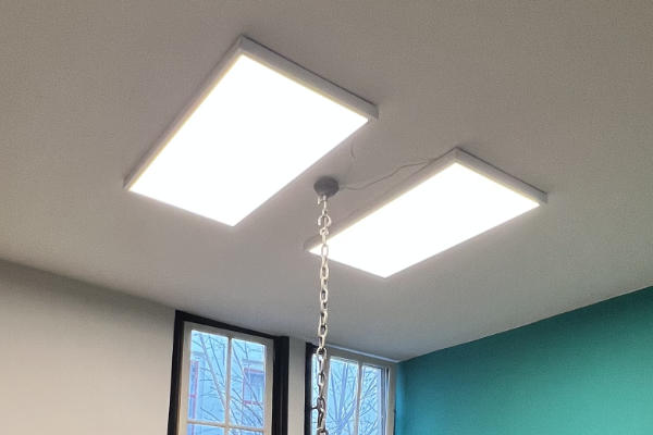 Grote LED-panelen gemonteerd aan plafond