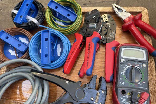 Wandcontactdoos geplaatst voor een extra stopcontact