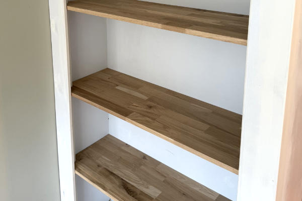 Kast met boekenplanken onder trap