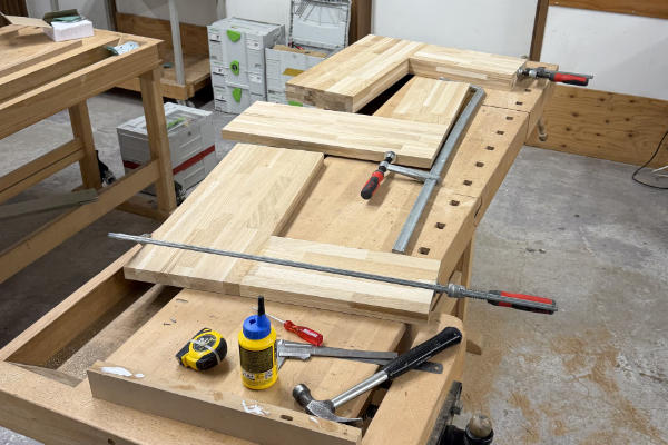 Eiken plank onzichtbaar opgehangen rond hoek