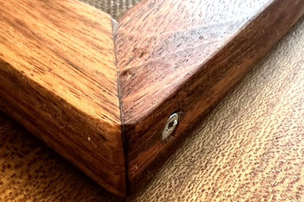 Hardhouten raamhor met magneetsluiting