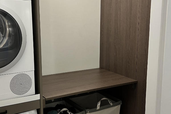 Wasmachineruimte met maatwerk kasten en opklaptafel