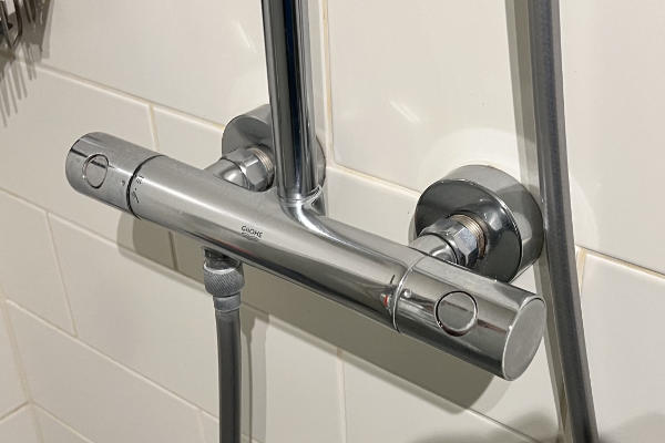 Stortdouche geïnstalleerd in badkamer