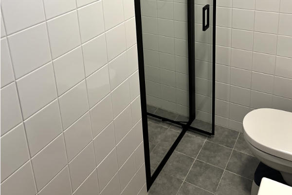 Draaideur geplaatst in badkamer