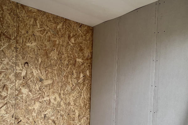 Nieuwe scheidingswand in slaapkamer